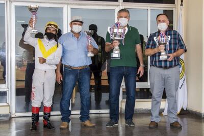 Gayoso, González, el propietario de Soberano Gerardo García y el criador Mario Lebrón, con los trofeos “Criadores”.
