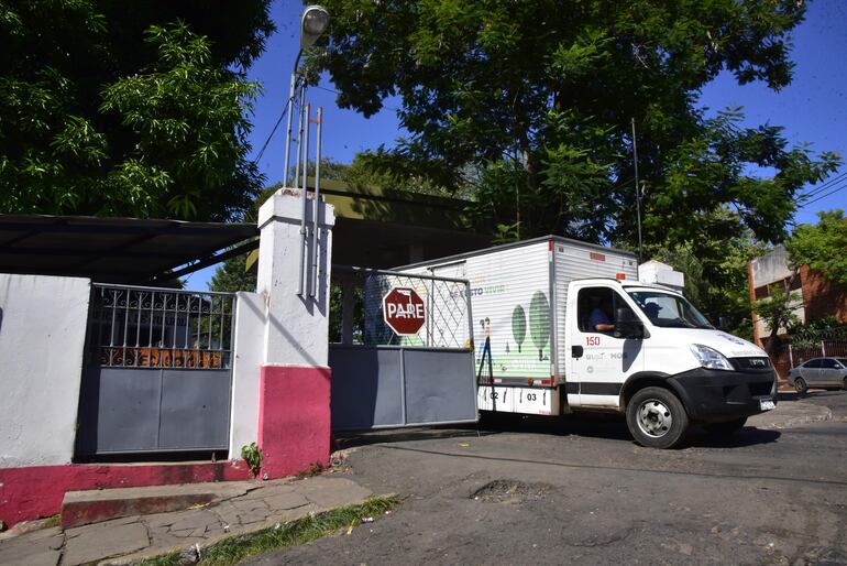 Fuimos hasta Servicios Urbanos para constatar la cantidad de camiones,  pero no nos permitieron la entrada.