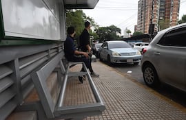 En Herrera y Constitución se puede ver la falta de asientos en los refugios. Se acaban de "entregar" como recién terminados a la Municipalidad.