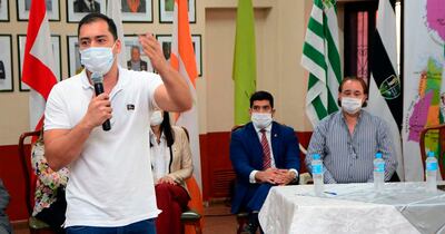 El intendente Miguel Prieto (i) anunció el cierre de la oficina municipal  y de la gobernación en solidaridad con los manifestantes.