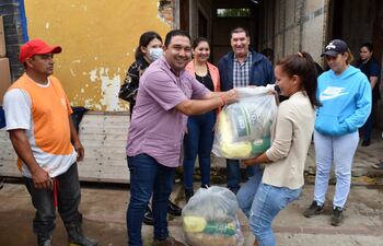 Los pescadores y oleros recibieron los kit de víveres en Villa Florida.