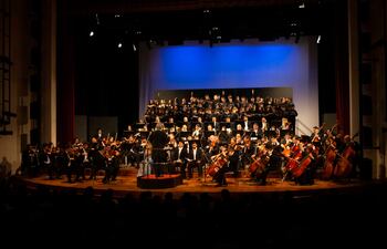 La Orquesta Sinfónica de la Ciudad de Asunción y el Coro Purahéi Pyahu de la Escuela de Música Herminio Giménez, de Itá.