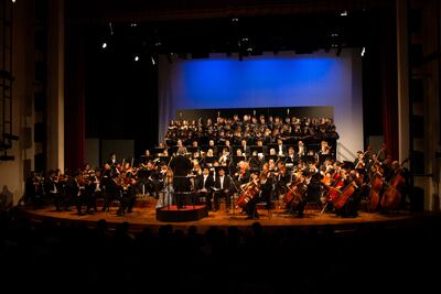 La Orquesta Sinfónica de la Ciudad de Asunción y el Coro Purahéi Pyahu de la Escuela de Música Herminio Giménez, de Itá.