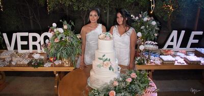 Las mellizas Verónica y Alejandra León Jara festejaron sus quince años en San Bernardino.