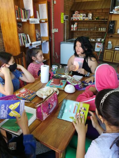 Mirian Vera orienta a algunos niños durante el taller.
