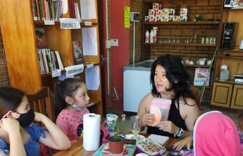 Mirian Vera orienta a algunos niños durante el taller.