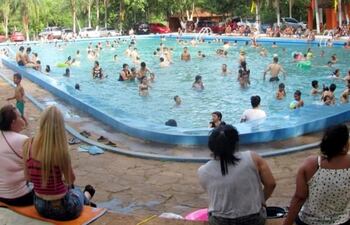 Cada verano, la ciudadanía aplaca el calor en los balnearios del interior, lugares que hoy pueden ser focos de contagio del covid-19.