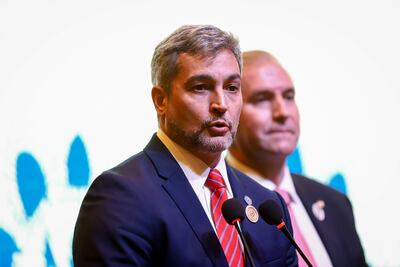 Mario Abdo Benítez (izq.) y el canciller Julio Arriola. (EFE)