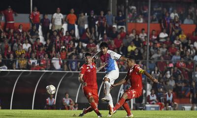 Remate de Marcelo Moreno Martins ante Orlando Barreto y el capitán José Vera. La contratación estrella del Ciclón sigue sin justificarse.