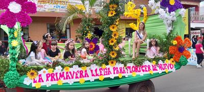 Carroza alegórica por la primavera en el desfile por el festejo de la juventud y bienvenida a la primavera de San Juan Bautista, Misiones