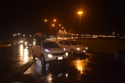 Esperaron en caravana al intendente de Encarnación.