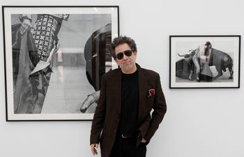 Además de anunciar la salida de su nuevo álbum, el cantautor argentino Andres Calamaro habilitó ayer la exposición "Devenir Toro" en Madrid, con fotografías realizadas por él mismo a través de su experiencia personal por las plazas de toros.