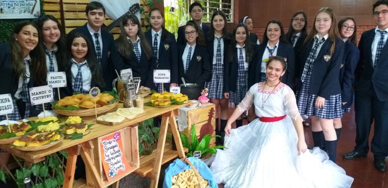 Estudiantes festejaron el Día del Folclore paraguayo en Luque.