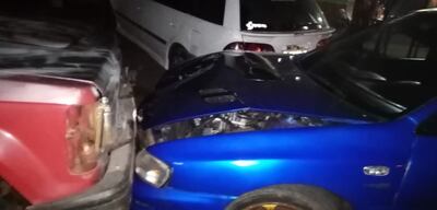 Auto azul que fue chocado por el policía.