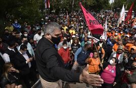 César Ojeda, intendente cartista y aliado de "Nenecho" Rodríguez, se dirige a los manifestantes prometiéndoles el aumento que pedían.
