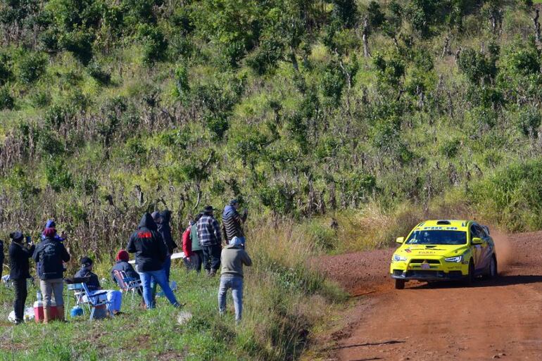 En la RC2N (CO2) lideran César Pedotti y Martín Rodríguez, con éste Mitsubishi Lancer EVO X, tras la primera especial del rally.