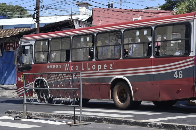 Línea 38 "Mcal. López" circula por la avenida Rodríguez de Francia, zona del Mercado, con sus asientos todos ocupados y algunos pasajeros de pie.