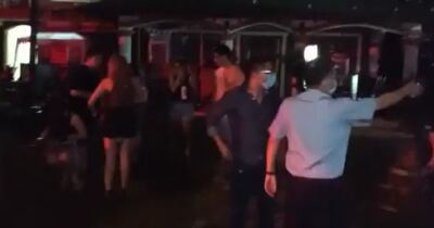 Suspendieron actividades a tres bares en San Bernardino por incumplimiento de las medidas sanitarias.