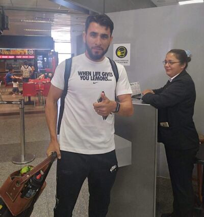 Pulgar arriba de Junior Alonso, minutos antes de su viaje con destino a la capital de Emiratos Árabes Unidos.