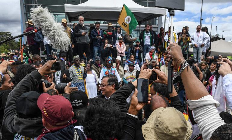 El presidente electo de Colombia, Gustavo Petro (C, abajo), asiste a una ceremonia de juramentación simbólica de organizaciones étnicas y ancestrales para él y la vicepresidenta electa, Francia Márquez, en la víspera de su toma de posesión oficial.