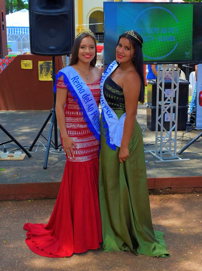 La actual Reina y Primera Princesa del Ao Po'i, Natalia Sánchez y Karina Barreto, respectivamente, entregarán sus coronas este domingo.