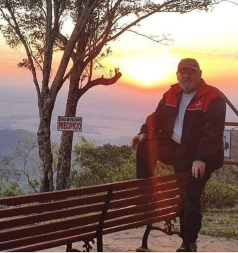 Roberto Cubas en el mirador del cerro Akati. (gentileza).