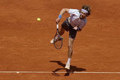 El tenista ruso Andrey Rublev saca la bola ante el suizo Stan Wawrinka durante un partido de segunda ronda del torneo Masters 1000 Mutua Madrid Open de tenis disputado ayer en Madrid. Rublev ganó por 7-5 y 6-4.