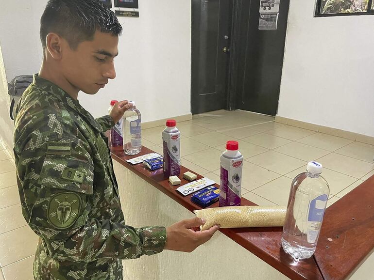 Un soldado colombiano prepara kits de comida que iban a ser dejados en la selva. 