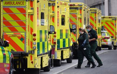 Personal de ambulancia, fuera del hospital Royal London en Londres, Gran Bretaña, ayer 6 de enero de 2022.