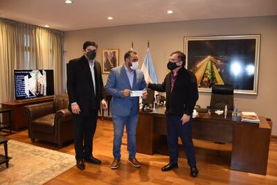 Nicanor Duarte Frutos entregó los aportes a César Ramírez.