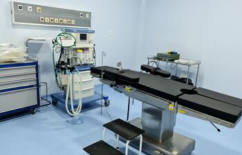 Equipamientos de una de las salas de cirugía del pabellón de trauma del hospital regional de Salto del Guairá.