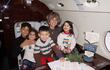 Georgina Rodríguez y los niños Cristiano Junior, Eva, Mateo y Alana, a bordo del jet que los llevó al Polo Norte.