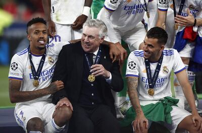 Carlo Ancelotti (c) celebra con Eder Militao y Dani Ceballos el título conquistado ayer con el Real Madrid.