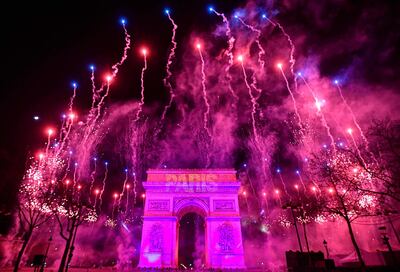 Los fuegos artificiales explotan junto al Arco del Triunfo.