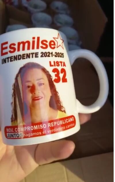 Taza con las imágenes de los candidatos de Limpio