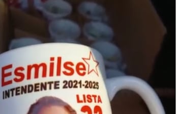 Taza con las imágenes de los candidatos de Limpio
