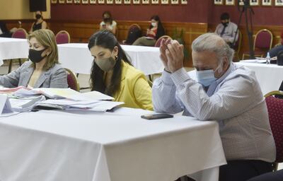 El exsenador colorado Óscar González Daher junto con la abogada Sara Parquet en el salón auditorio donde se lleva a cabo el juicio oral.