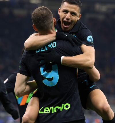 Alexis Sánchez festeja su gol con Edin Dzeko, quien había marcado el primer tanto para el Inter.