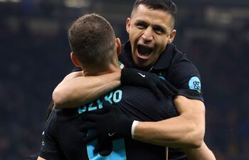 Alexis Sánchez festeja su gol con Edin Dzeko, quien había marcado el primer tanto para el Inter.
