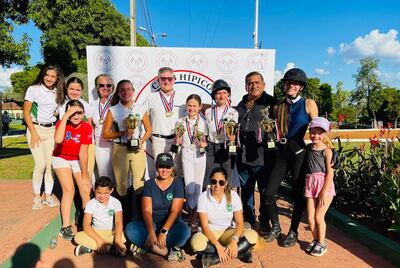 Algunos de los campeones en las distintas categorías del certamen “Confraternidad”, conmemorativo al Arma de la Caballería, junto a familiares. El torneo se desarrolló en el picadero del RC4 “Acá Carayá”, organizado del Club Hípico San Jorge.