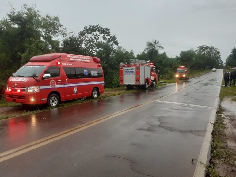 Bomberos voluntarios de Carapeguá y Acahay auxiliaron a los cuatros accidentados.