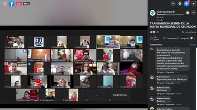 Momento en que se procedió a votar para rechazar la rendición de cuentas de Mario Ferreiro. Solo diez concejales mostraron tarjetas rojas y se necesitaban 16.