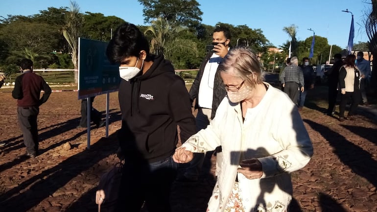 Una mujer llega al puesto de vacunación de Villa Elisa a pie para recibir una de las dosis.