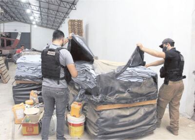 Los antidrogas revisan los cueros albergados en un depósito.