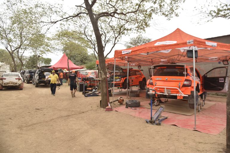Los Skoda Fabia R5 de Víctor Galeano y Blas Zapag recibiendo los últimos retoques en el PC del equipo en Mariscal, aguardando la jornada de hoy.