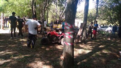 Choque de motociclista contra árbol en competencia.