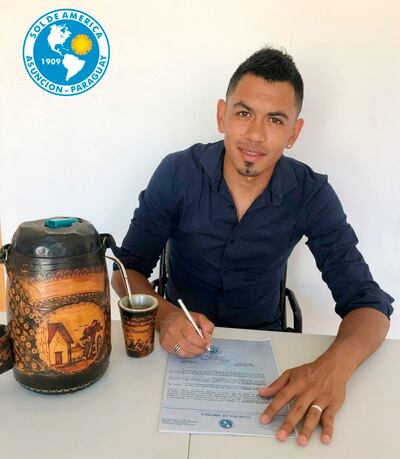 Luis  Ojeda estampa la firma que lo liga a Sol de América.