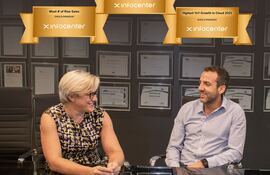 La nueva gerente general de Infocenter, Teresa Reyes y el director ejecutivo, Santiago de Zavalía, aparecen con los recientes galardones que recibió la empresa.