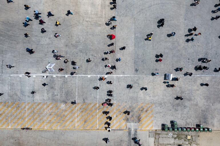 Vista aérea de una fila de gente que espera votar en el referéndum constiucional, cerca del Estadio Nacional de Santiago.