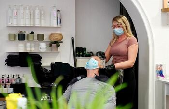 La reapertura de peluquerías constituye un primer paso de relajación de las restricciones en Alemania.